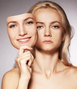 slachtoffer van narcisme, vrouw met masker - blog door Caroline Kussé trauma therapie na toxische relatie met een narcist